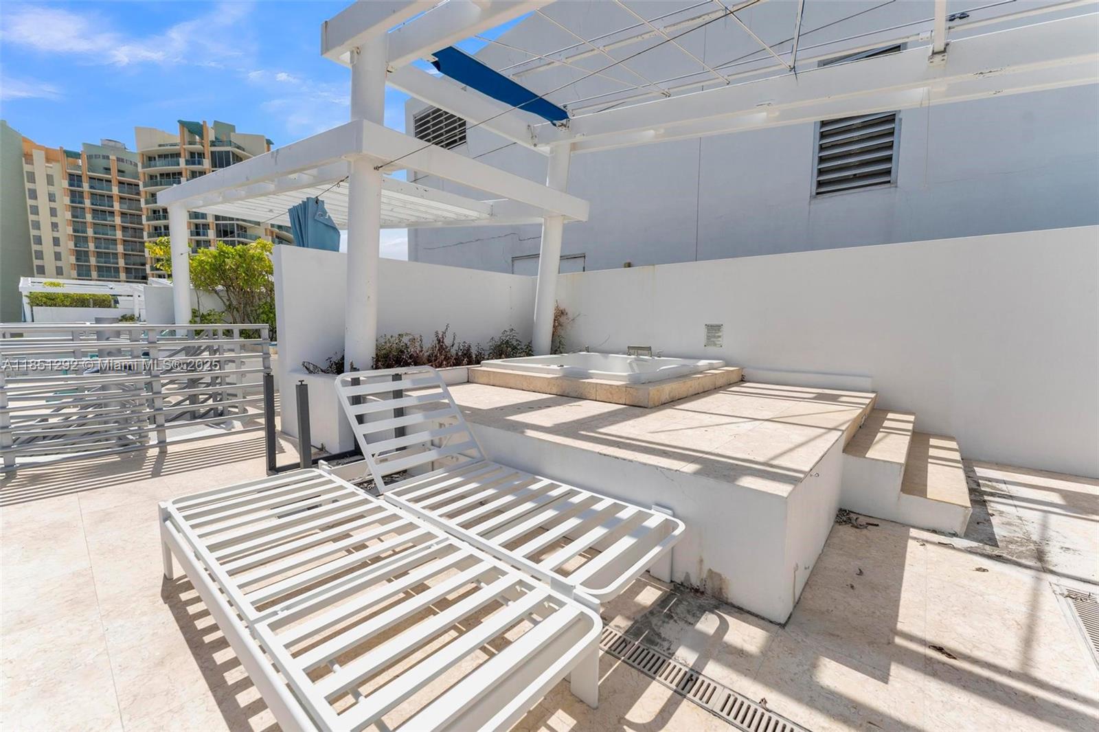 DE SOLEIL S BCH RESIDENTI - Residential