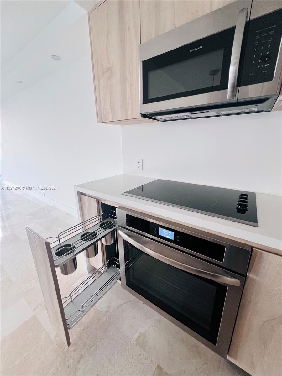 BRICKELL PLACE CONDO - Residential Lease