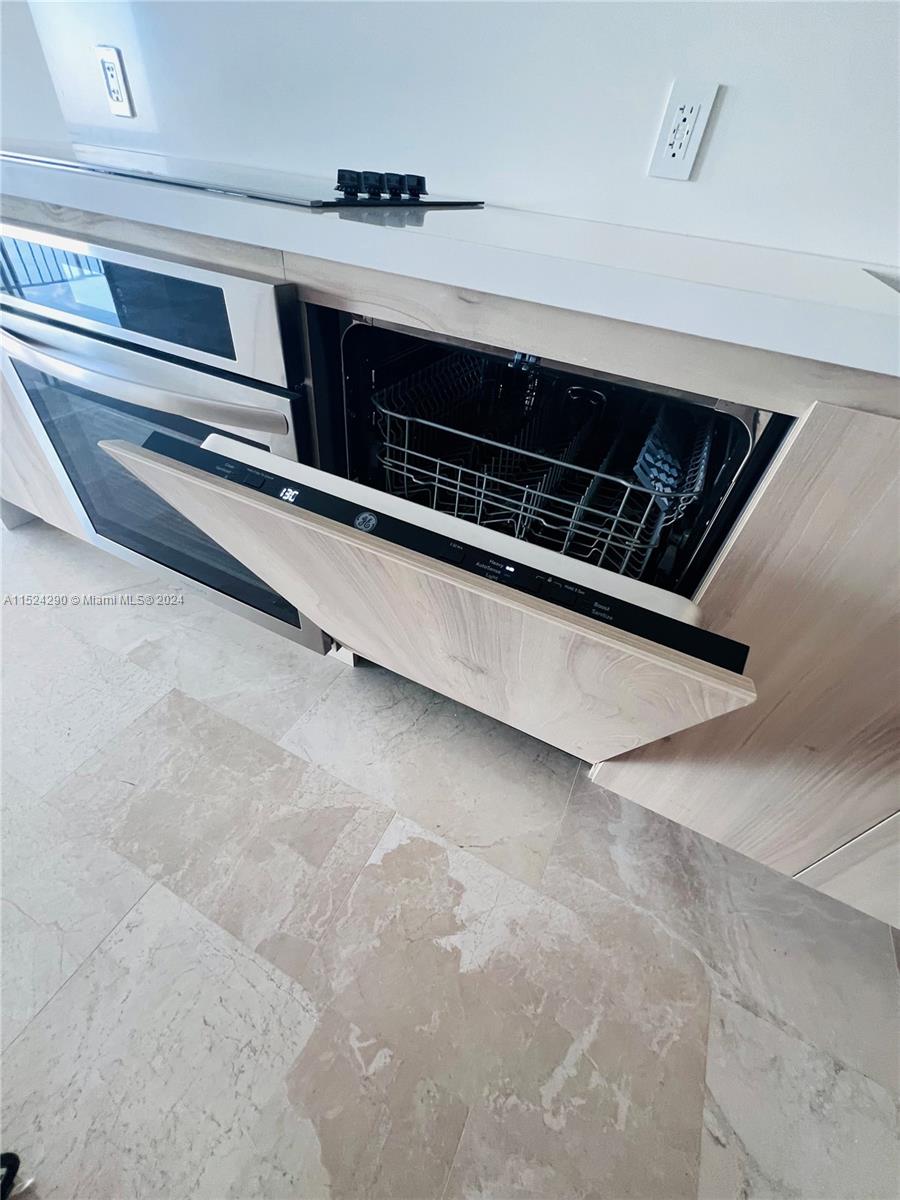 BRICKELL PLACE CONDO - Residential Lease