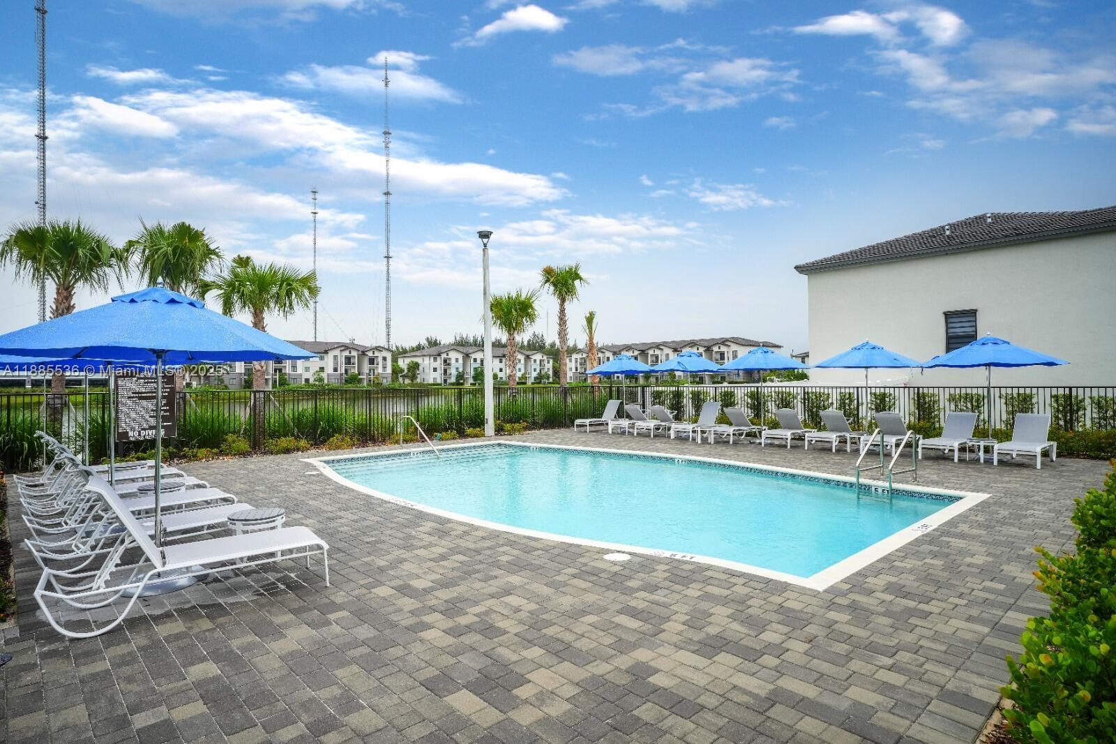 VISTA LAGO - Residential