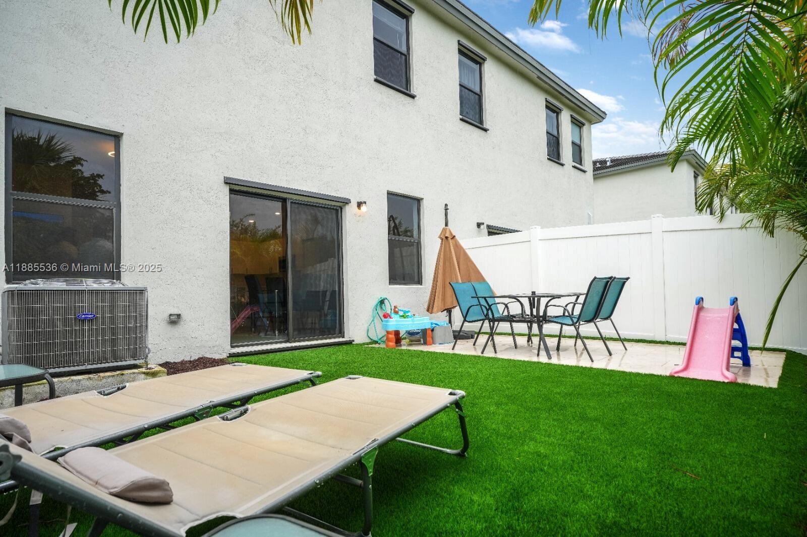 VISTA LAGO - Residential