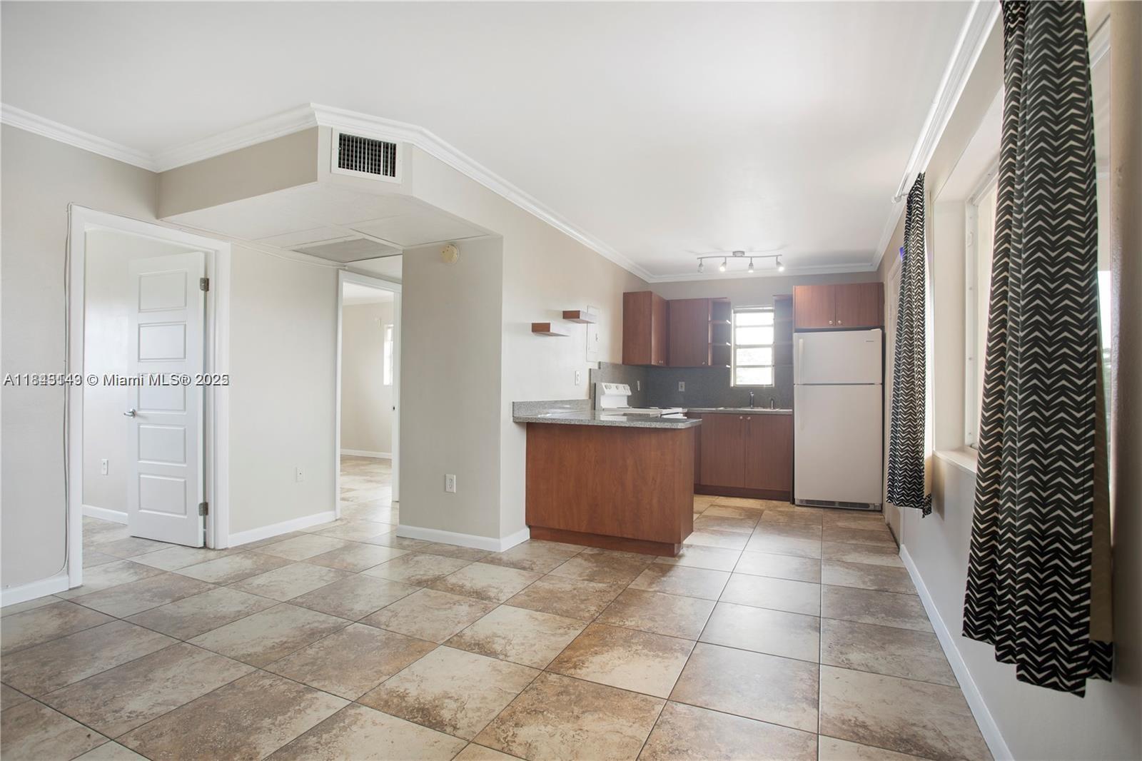 Opportunity for investors – Apartment for rent in a strategic area of Miami
Located in the heart of Little Havana, just 1 mile from Brickell City Centre, this apartment is ideal for those seeking immediate rentals and a location with growth potential. 2 bedrooms / 1 bathroom
Responsible and punctual tenants. Rented until 2026 at $1,850/month. Immediate profitability. Assigned parking space. Low-maintenance building with excellent connectivity.
The unit is being sold with an active lease, making it a secure investment with no downtime. The area continues to grow and attract interest due to its proximity to Brickell, Downtown, and Coral Gables.