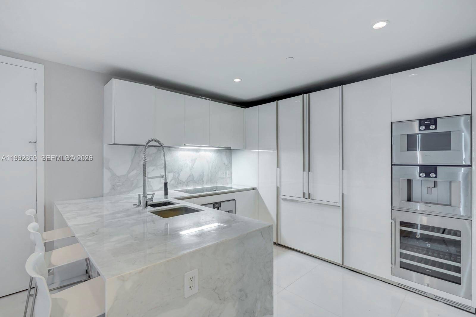 10203 Collins Ave 1005