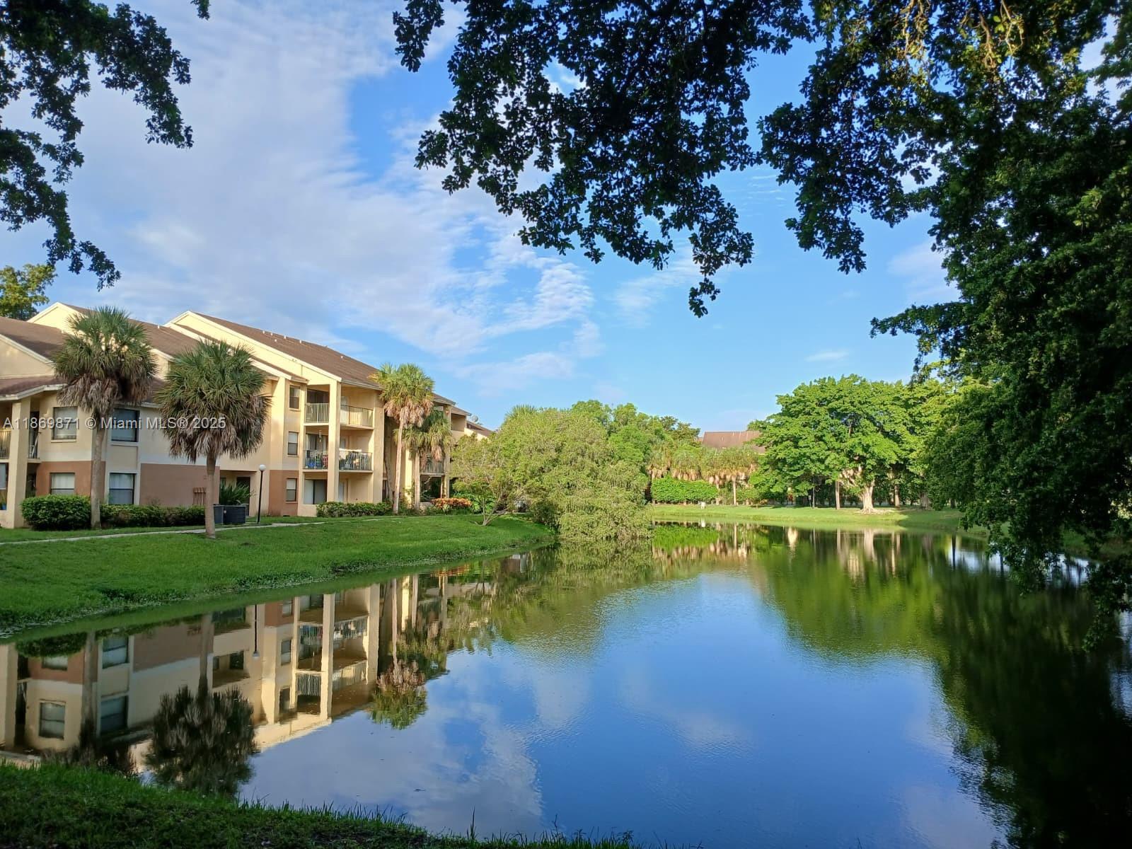 Prime Location in Summerbreeze, Sunrise!
Enjoy the convenience of living near top supermarkets, restaurants, banks, schools, and major highways, including I-595, I-75, and the Sawgrass Expressway.
This unit features an in-unit washer and dryer for added comfort. The community offers scenic walking paths, a refreshing pool, and a relaxing jacuzzi.
An excellent property waiting for you—schedule your visit today!