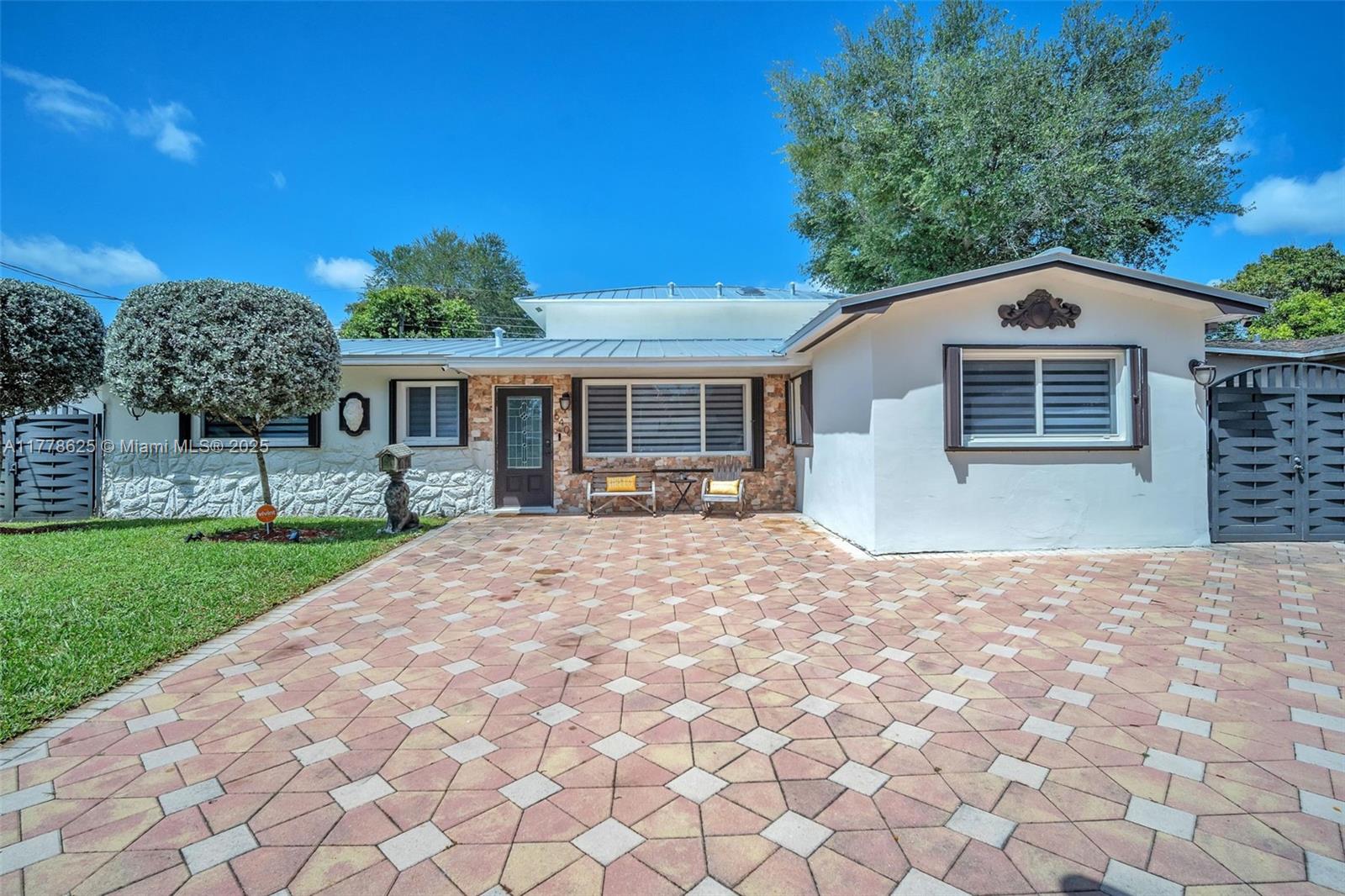 Property for Sale at 640 Sw 69th Way, Pembroke Pines, Miami-Dade County, Florida - Bedrooms: 5 
Bathrooms: 4  - $749,000