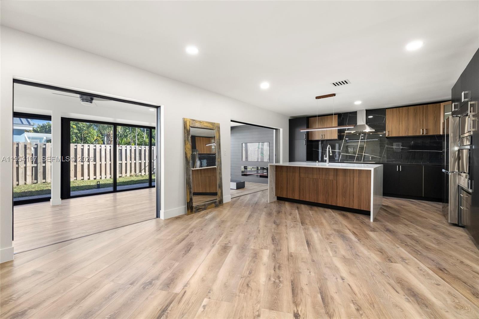 VENETIAN ISLES 2ND SEC - Residential