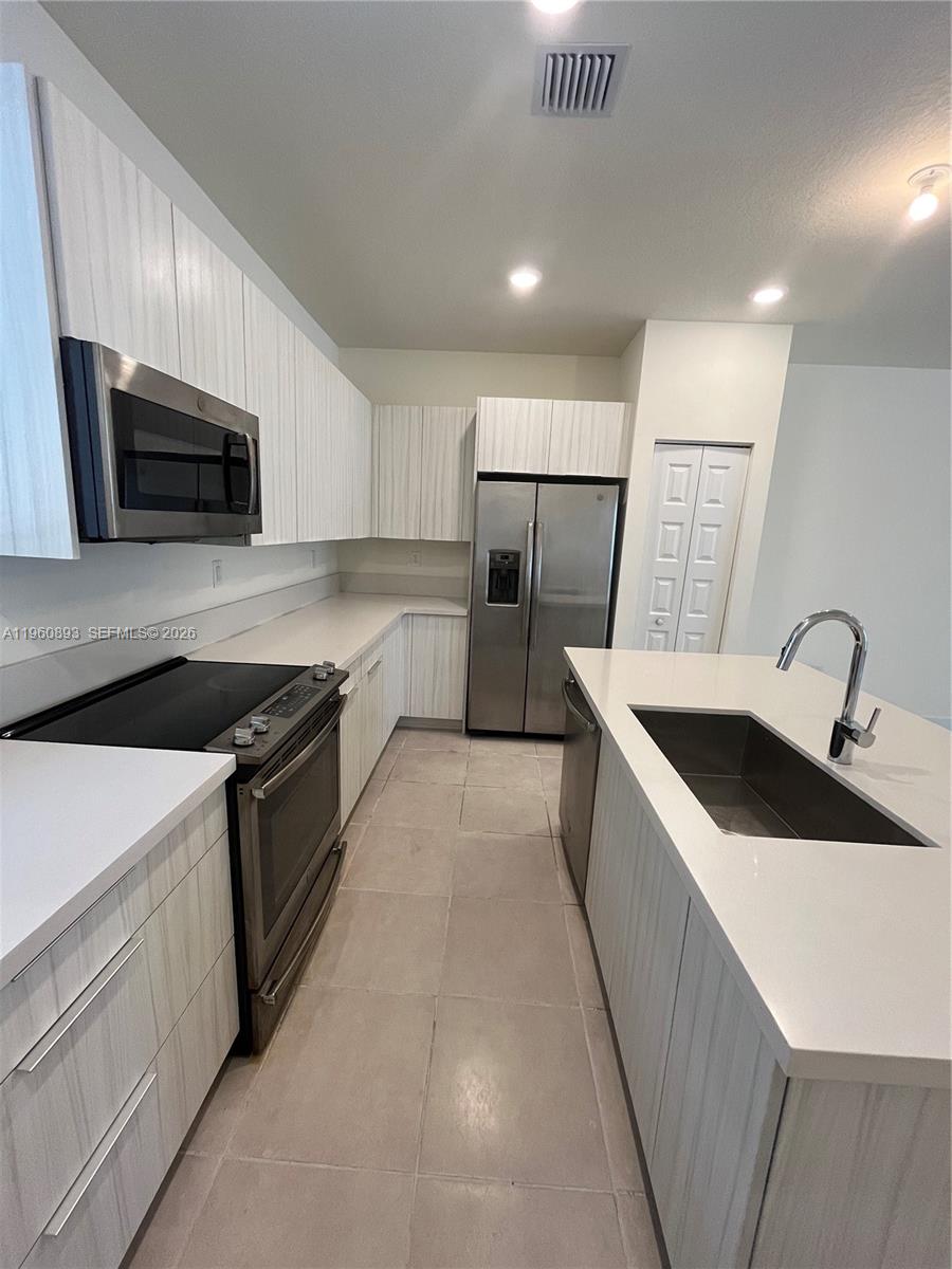 DOWNTOWN DORAL SOUTH PHAS - Residential