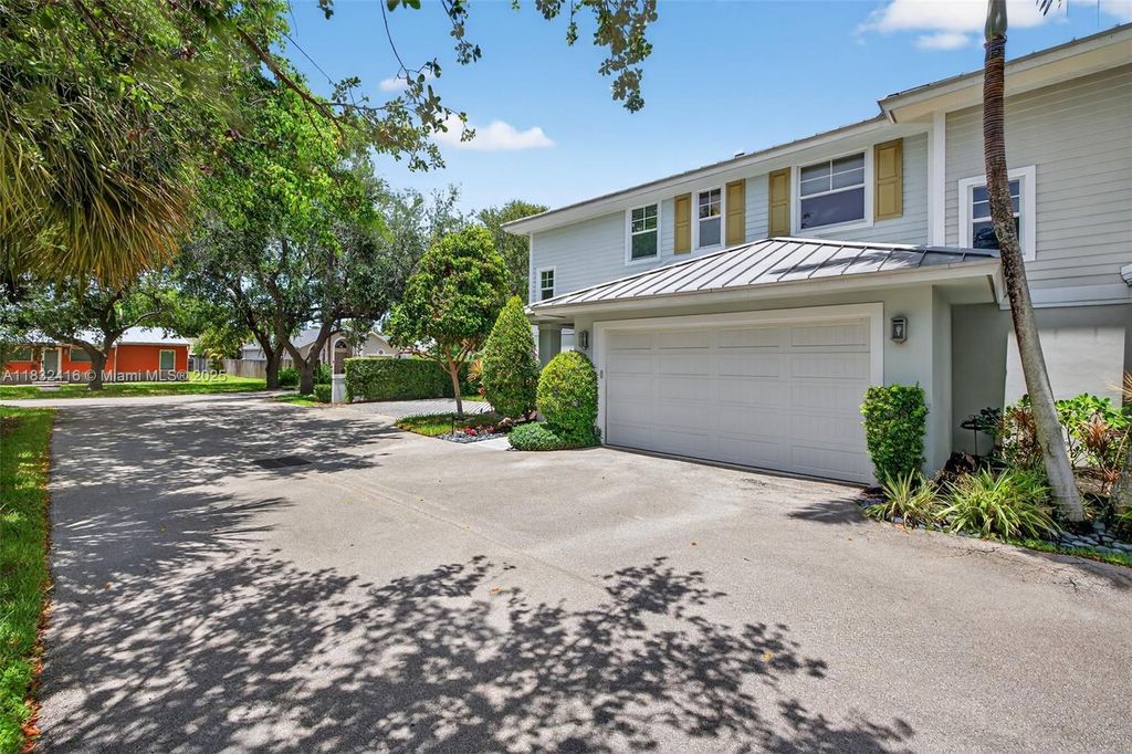 Photo of 608 SW 15th St, Fort Lauderdale, FL 33315 (MLS # A11832416)