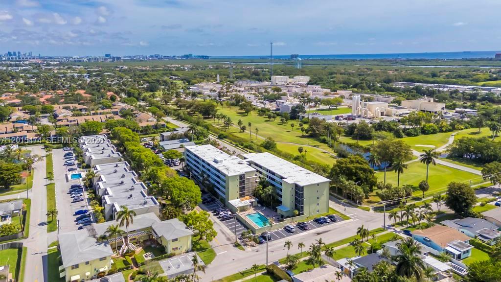 SANTA MONICA CONDOMINIUM - Residential