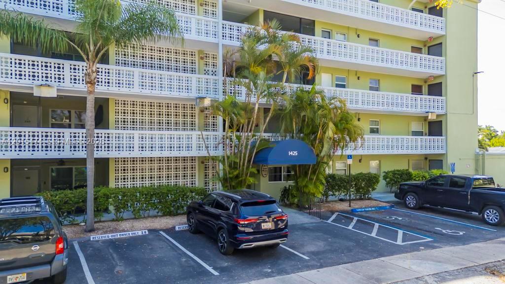 SANTA MONICA CONDOMINIUM - Residential