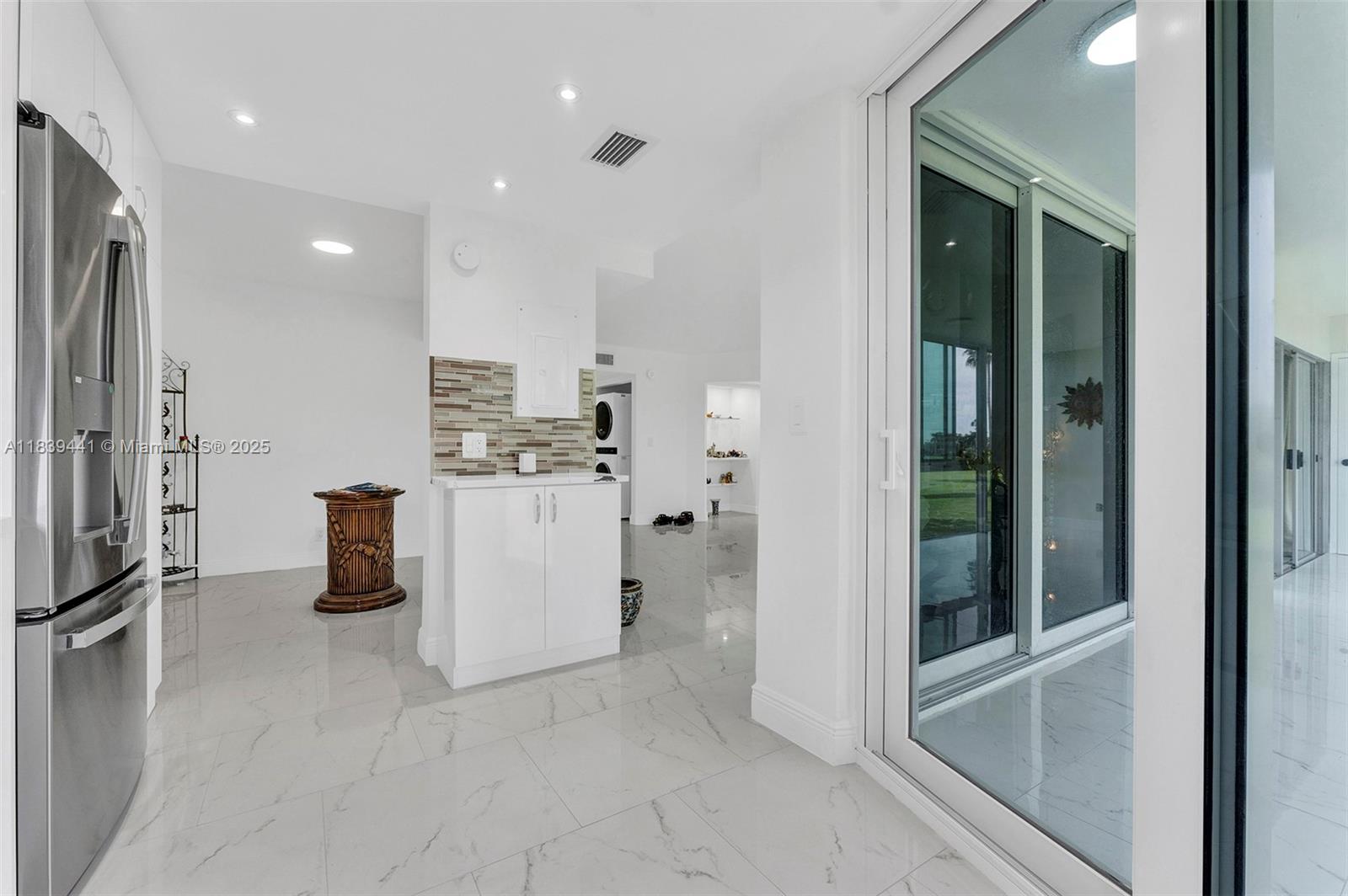 3661 Via Poinciana 206