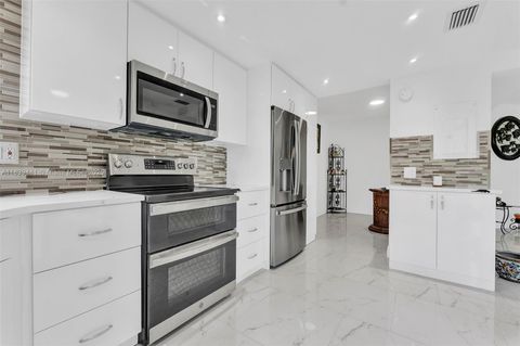 3661 Via Poinciana 206 Lake Worth FL 33467