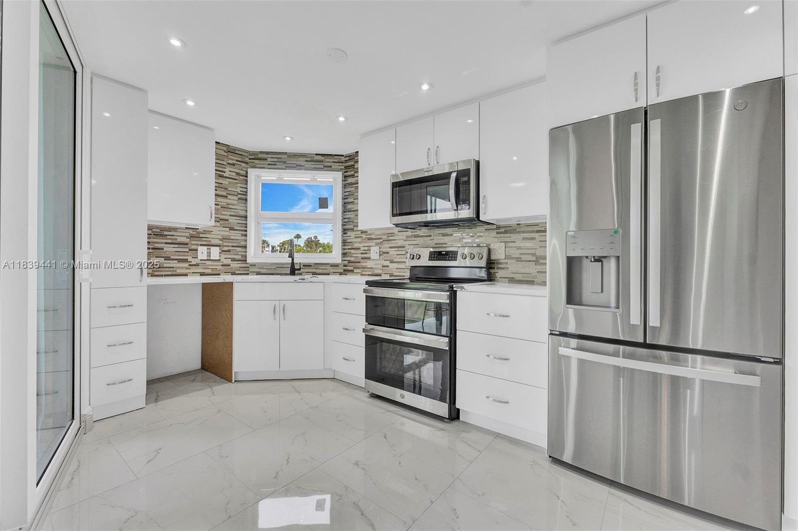3661 Via Poinciana 206