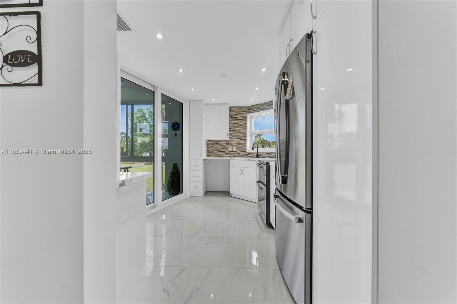 3661 Via Poinciana 206