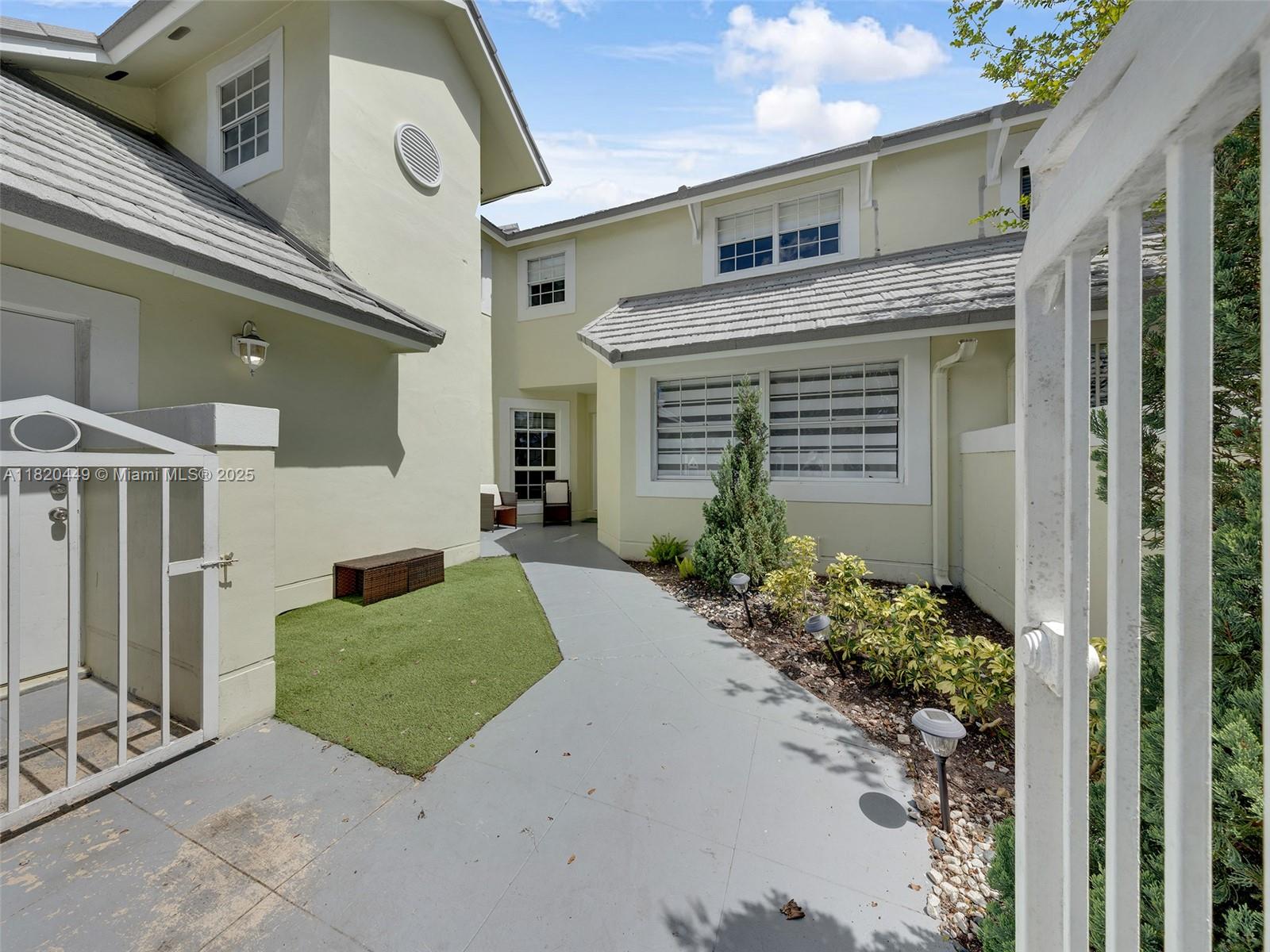 9933 NW 49th Ter, Doral, FL, 33178/$685,000 2 9933 NW 49th Ter