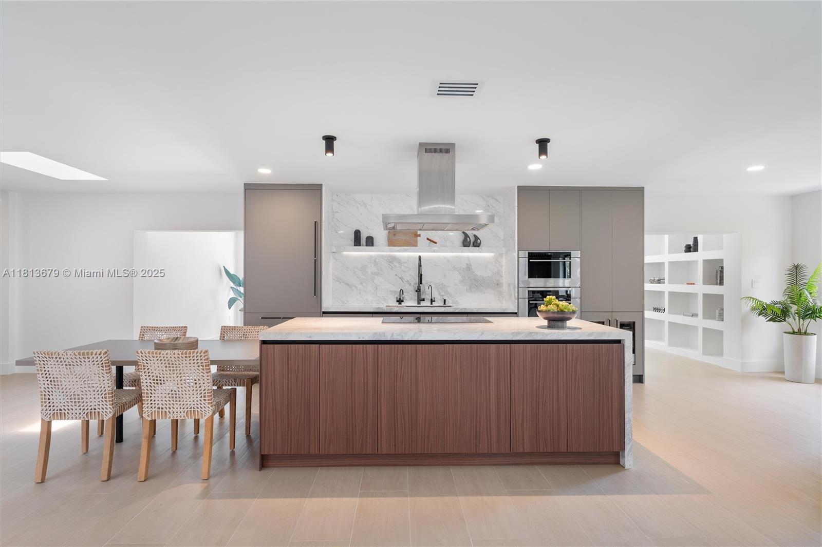 1320 Alhambra Cir