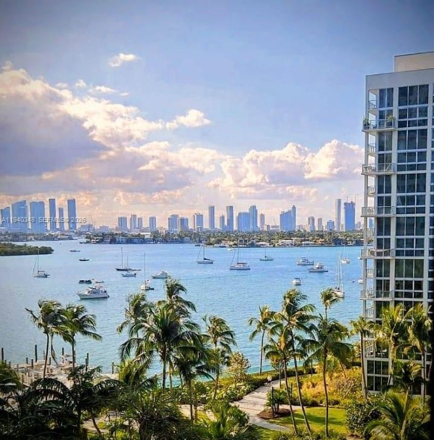 Showings begin January 15th. Spacious, upgraded 1/1 in the privately owned South Tower of Flamingo Point, a resort-style 16-acre bayfront property in the heart of South Beach. The apartment features brand new appliances and may be sold furnished (as is), for fast move-in or immediate rental income. OR it can be delivered vacant. The north-facing 54 line from the 8th floor enjoys unobstructed palm tree courtyard, Biscayne Bay and Downtown Miami and Edgewater skyline views. Closet space includes a large bedroom walk-in closet. No balcony, but more room inside the unit, to live and work from your new condo home... The perfect relocation, vacation home or international pied-a-terre.
* * *
(Na língua do vendedor) As visitas começam a 15 de janeiro. Espaçoso apartamento 1/1 remodelado na Torre Sul privada do Flamingo Point, uma propriedade de 16 acres em estilo resort à beira-mar, no coração de South Beach. O apartamento dispõe de eletrodomésticos novos e pode ser vendido mobilado (no estado em que se encontra), para uma mudança rápida ou rendimento imediato com o aluguer. OU pode ser entregue vazio. A linha 54 voltada para o norte, a partir do 8º andar, oferece vistas panorâmicas do pátio com palmeiras, da Baía de Biscayne, do centro de Miami e do horizonte de Edgewater. Os armários incluem um grande closet no quarto. Sem varanda, mas com mais espaço dentro da unidade, para morar e trabalhar em seu novo apartamento... Ótimo pied-à-terre ou casa de férias/segunda residência.