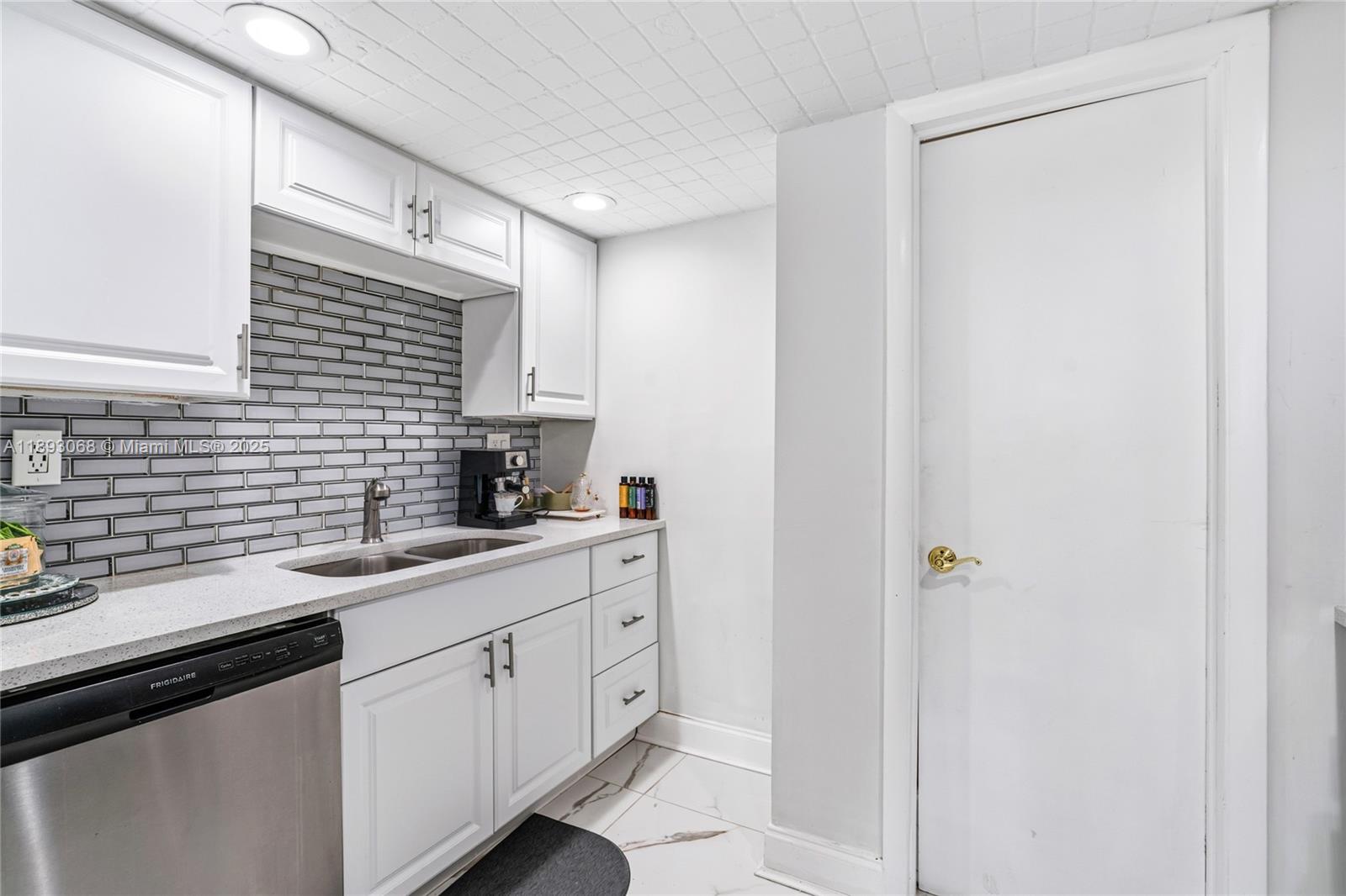 FOUR AMBASSADORS CONDO PH - Residential