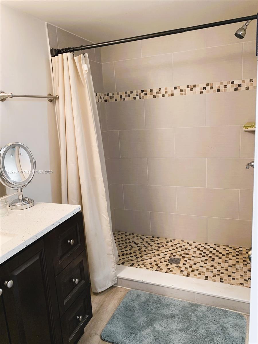 LAKESHORE CONDO 8 - Residential Lease