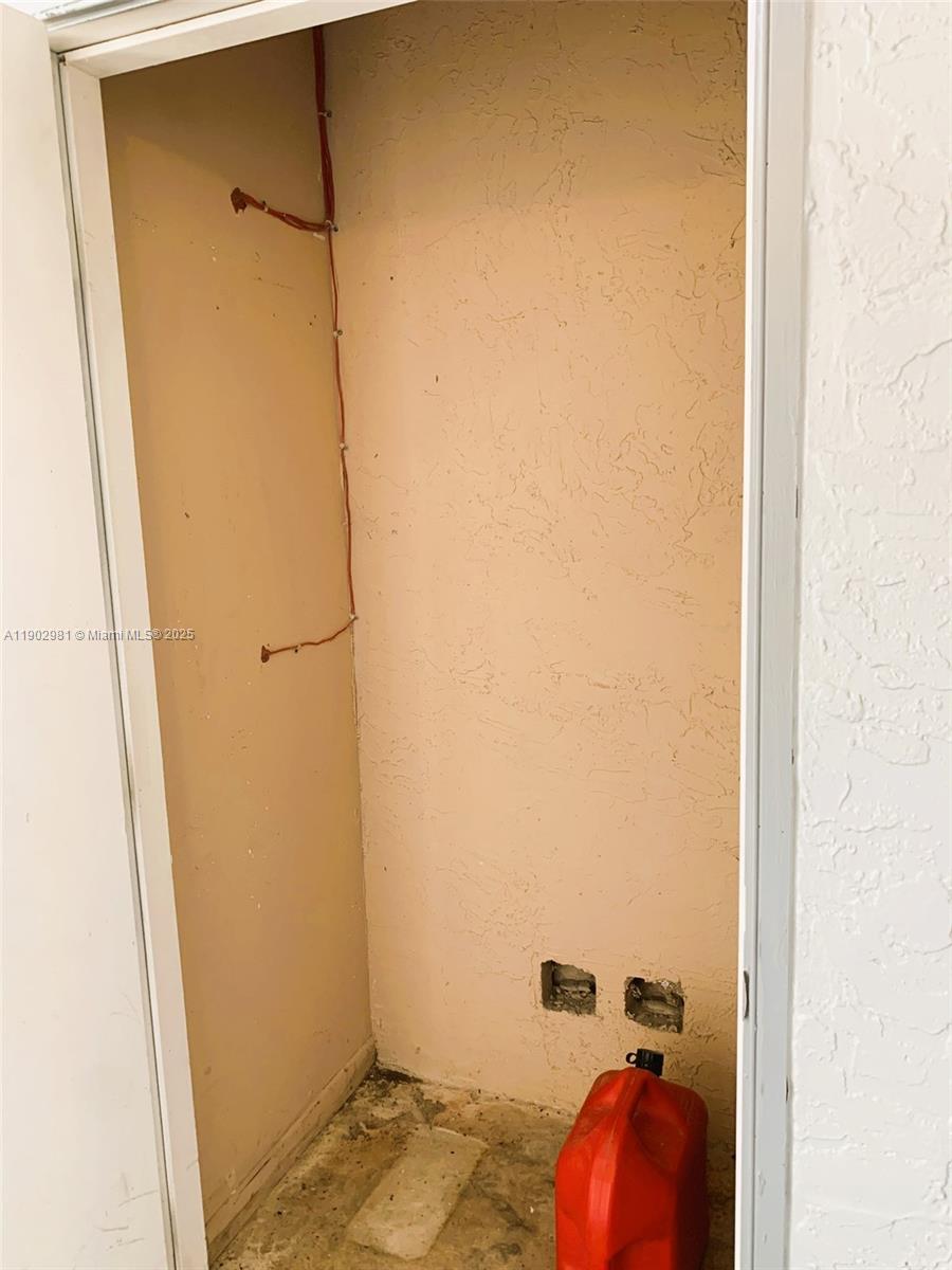 LAKESHORE CONDO 8 - Residential Lease