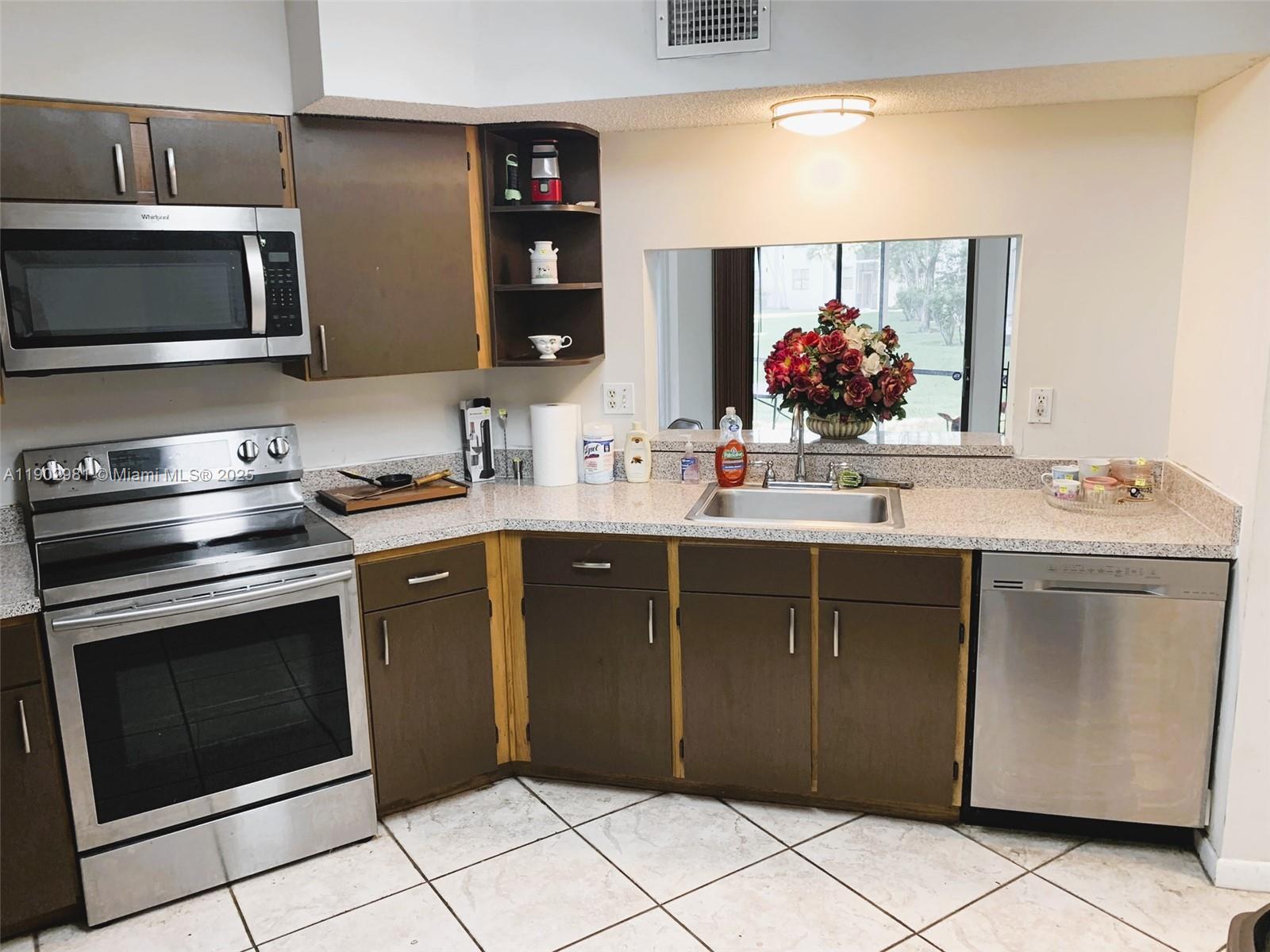 LAKESHORE CONDO 8 - Residential Lease