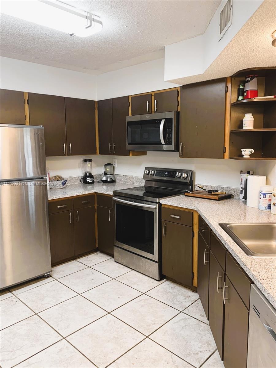 LAKESHORE CONDO 8 - Residential Lease