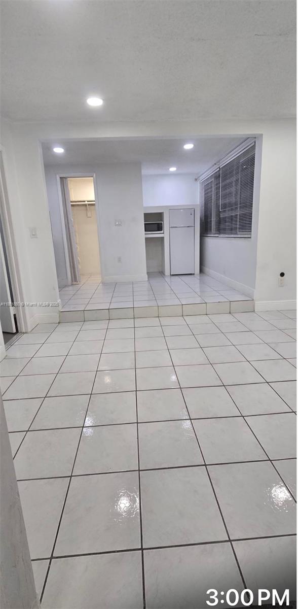 Large efficiency apartment in Miami Gardens , with refrigerator, gas range , microwave, granite counter top, plenty of space with large windows, and a split unit inside the room where you can regulate the temperature .