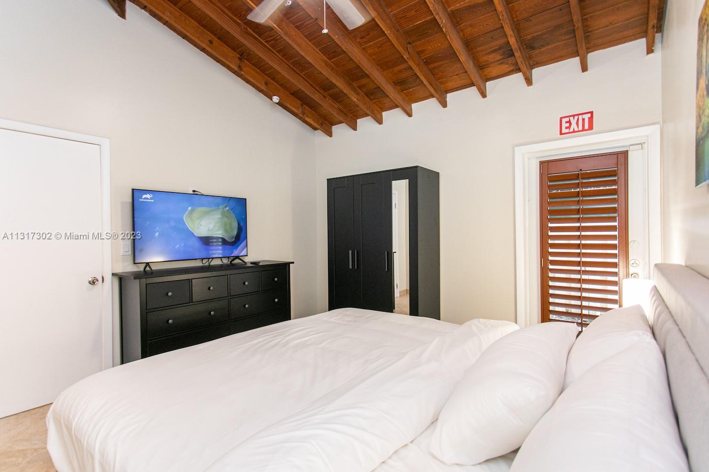 HOLLYWOOD LAKES SECTION - Residential Lease