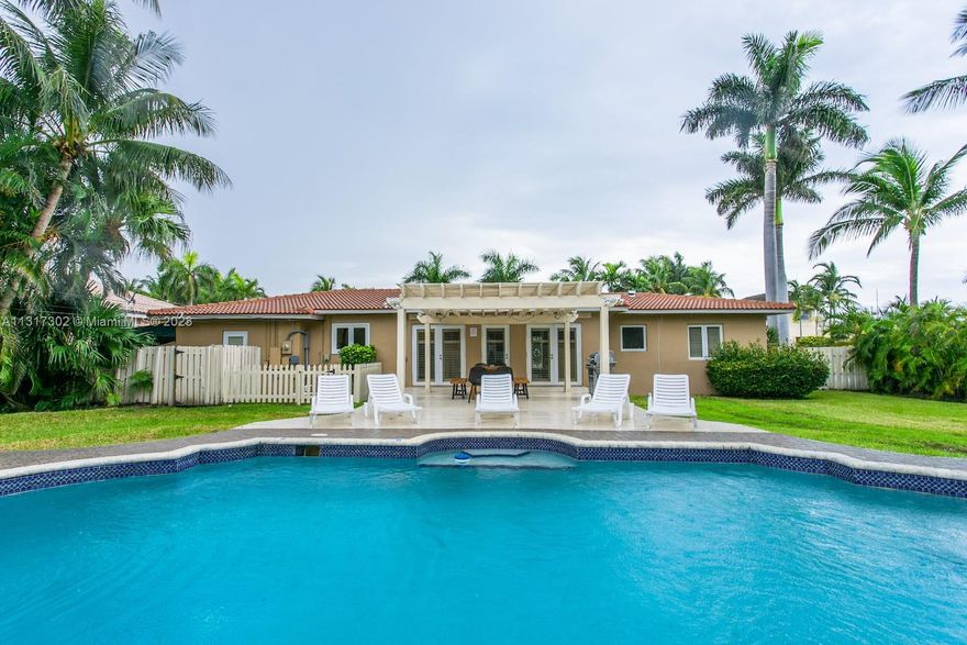 This is a short term Monthly/Weekly Rental******
Monthly rate $12,500****

Luxury 2000 SQ FT Villa on a 12,700 SQ FT estate in Hollywood Lakes. 

Located in the Heart of Hollywood Lakes near the South Lake and only 0.3 mi or 5-7 minutes WALK from the famous Hollywood Beach & Boardwalk and minutes from Restaurants, Bars, Casinos, and more... 

The house has a large 15X30 Heated Pool with a beautiful patio which will further enhance the experience of staying at this warm and inviting place.
