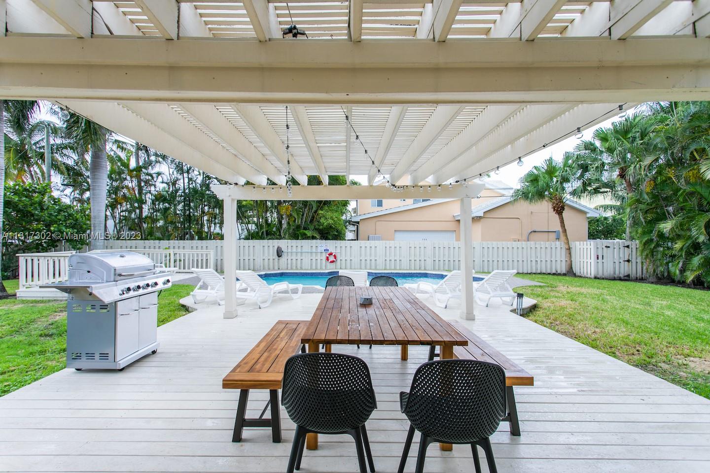 HOLLYWOOD LAKES SECTION - Residential Lease