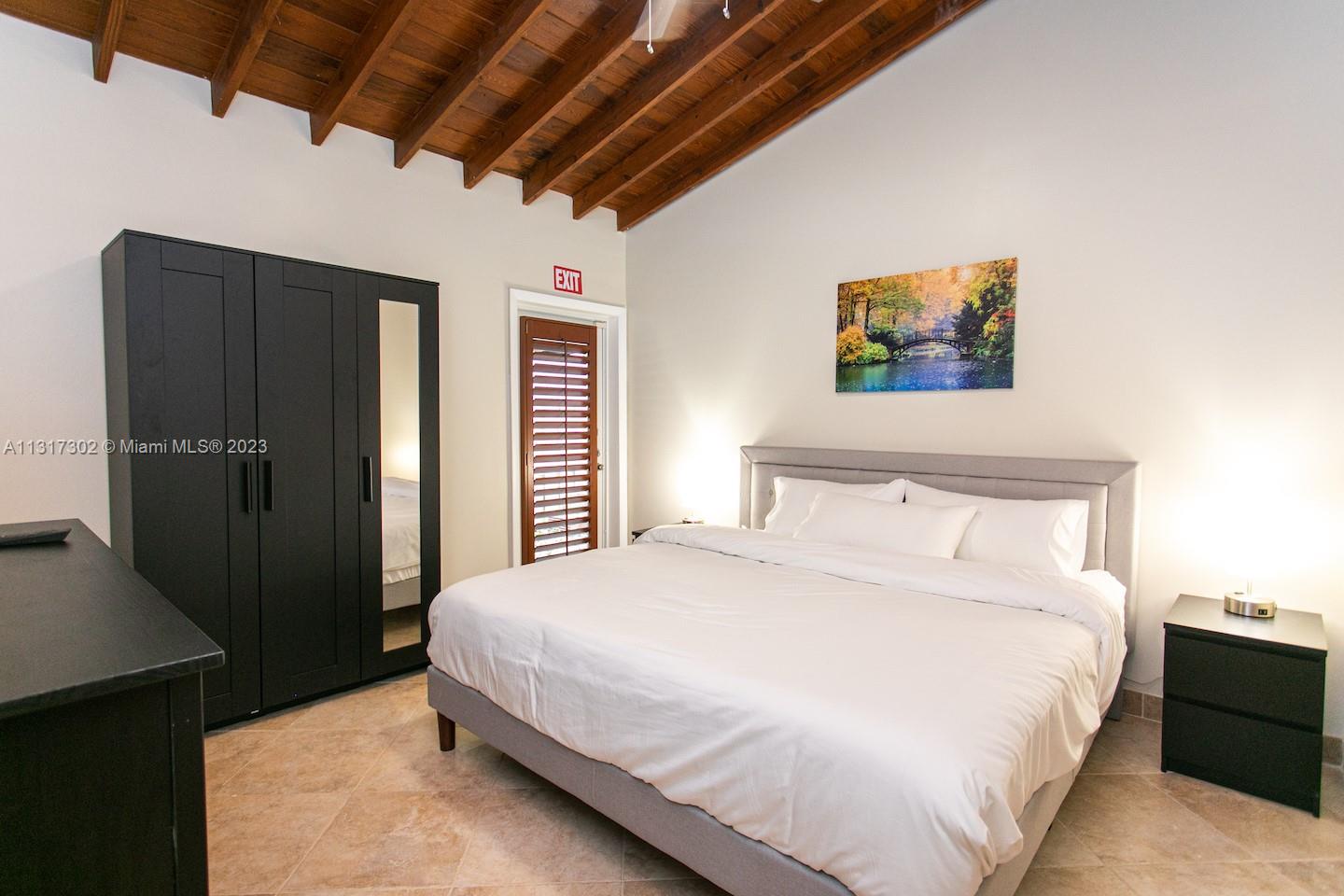 HOLLYWOOD LAKES SECTION - Residential Lease