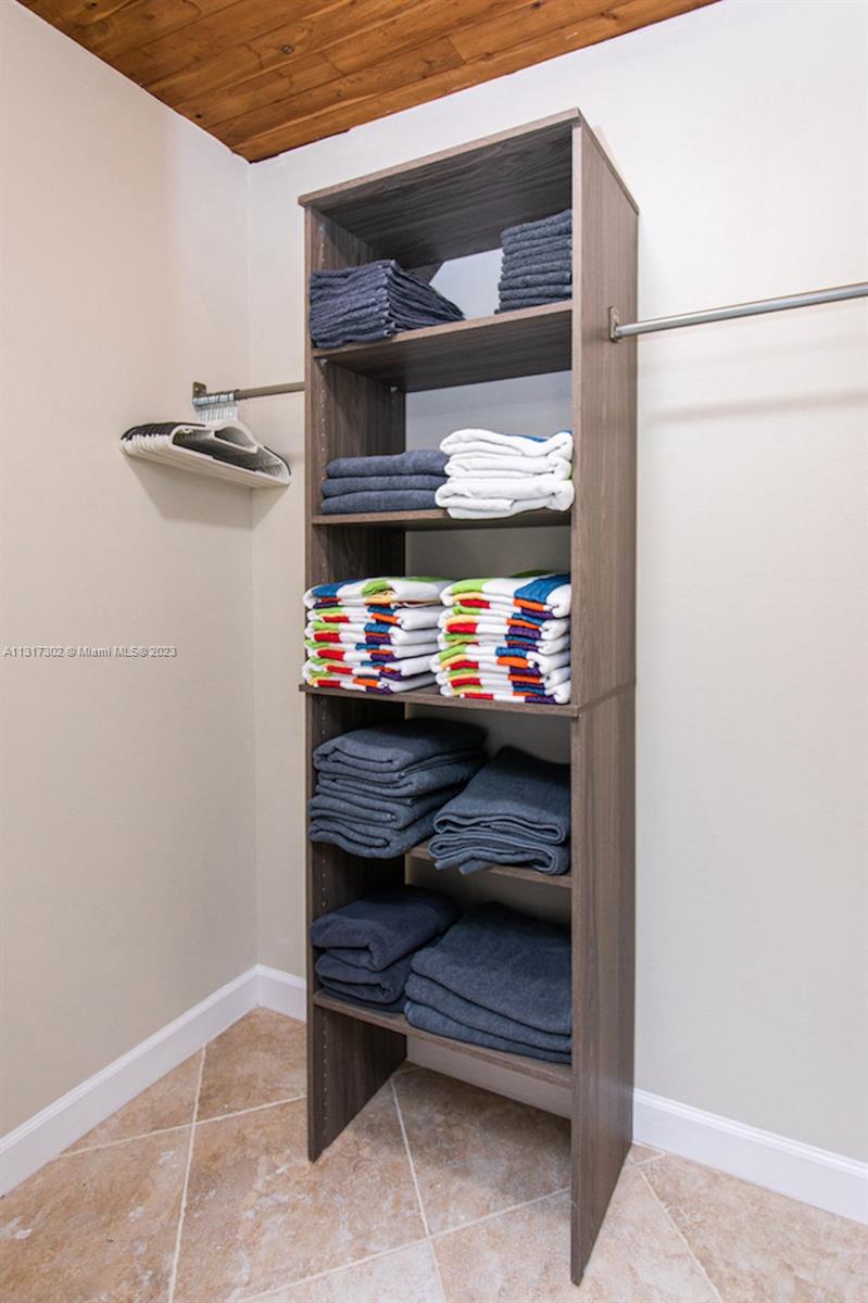 HOLLYWOOD LAKES SECTION - Residential Lease