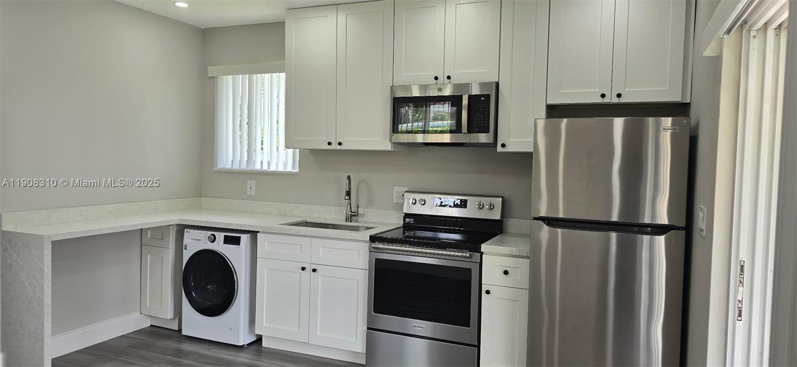 HOLLYWOOD TERRACE AMEN PL - Residential Lease