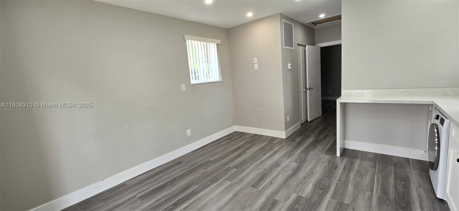 HOLLYWOOD TERRACE AMEN PL - Residential Lease