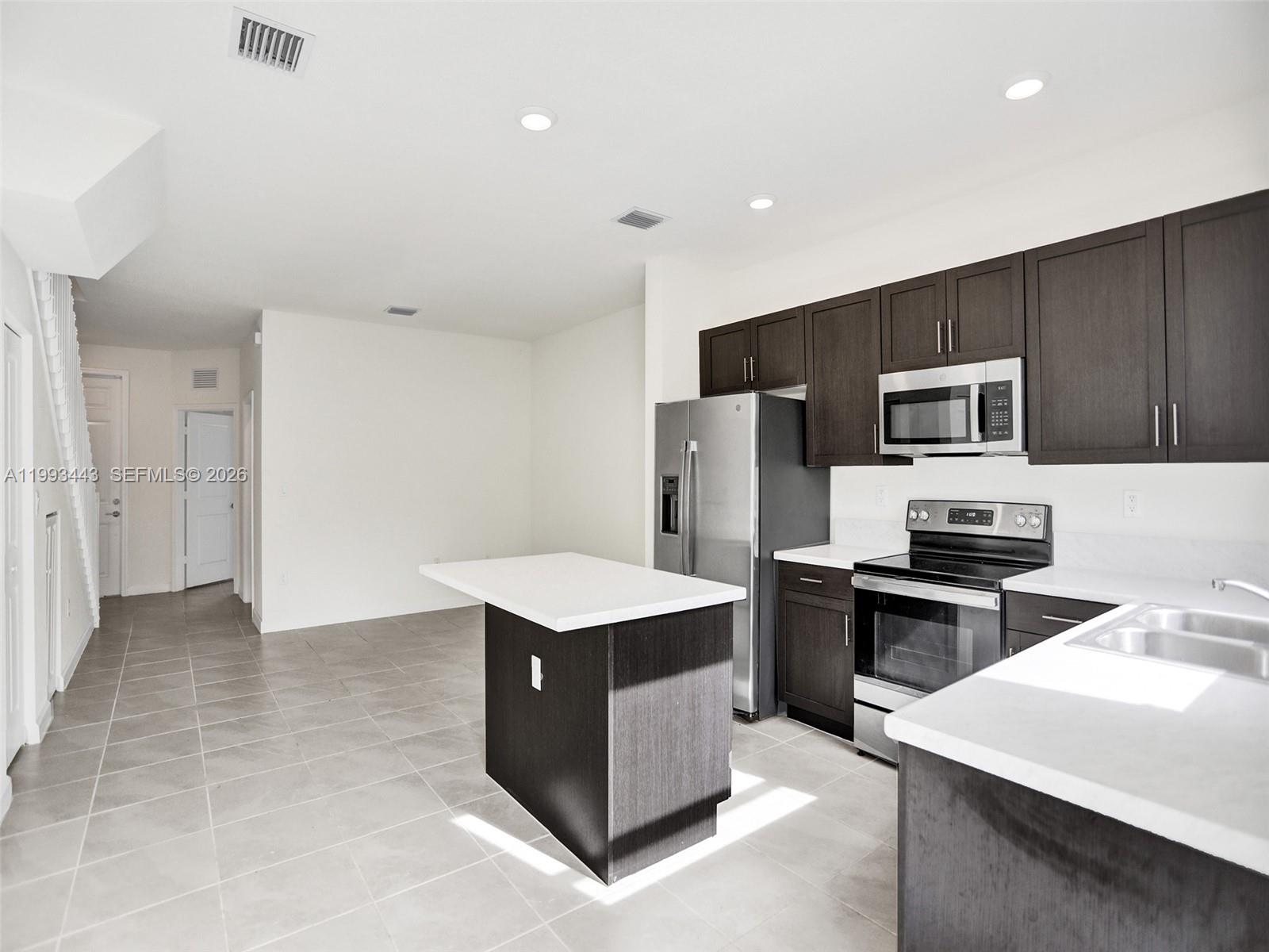 AQUABELLA NORTH - Residential Lease