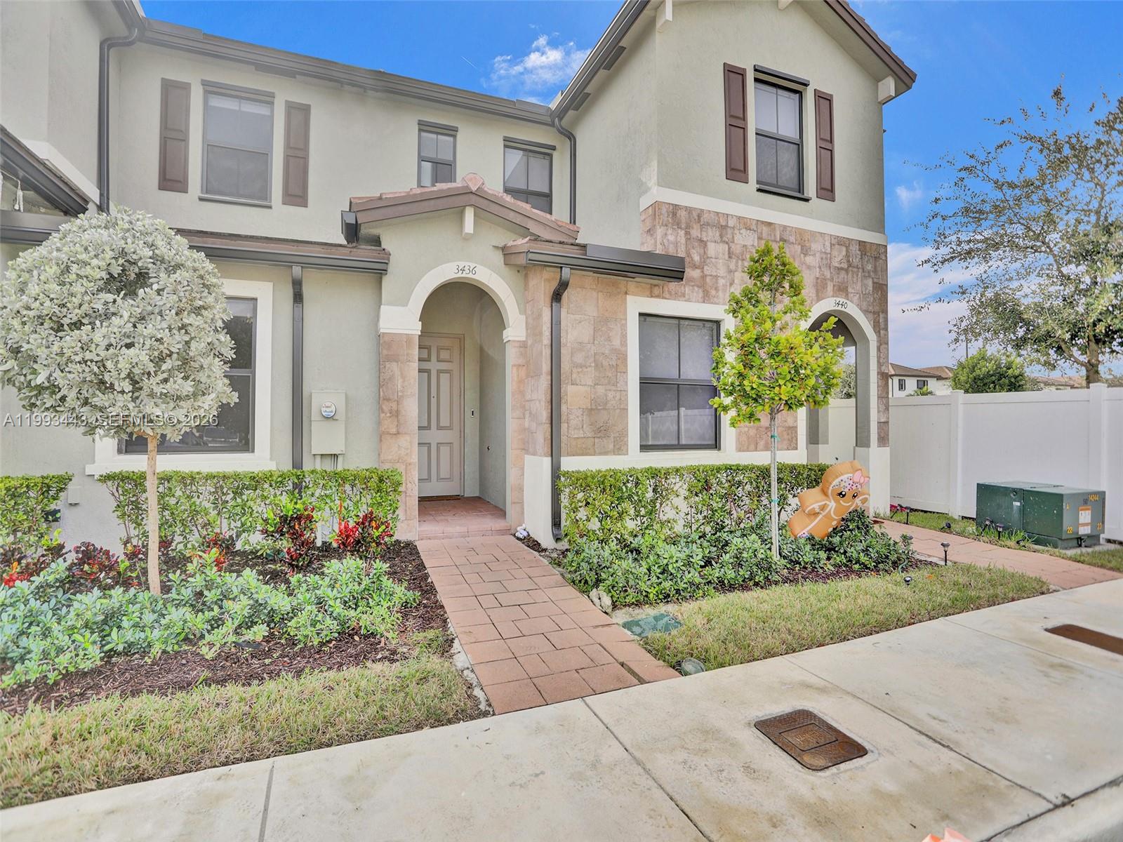 AQUABELLA NORTH - Residential Lease