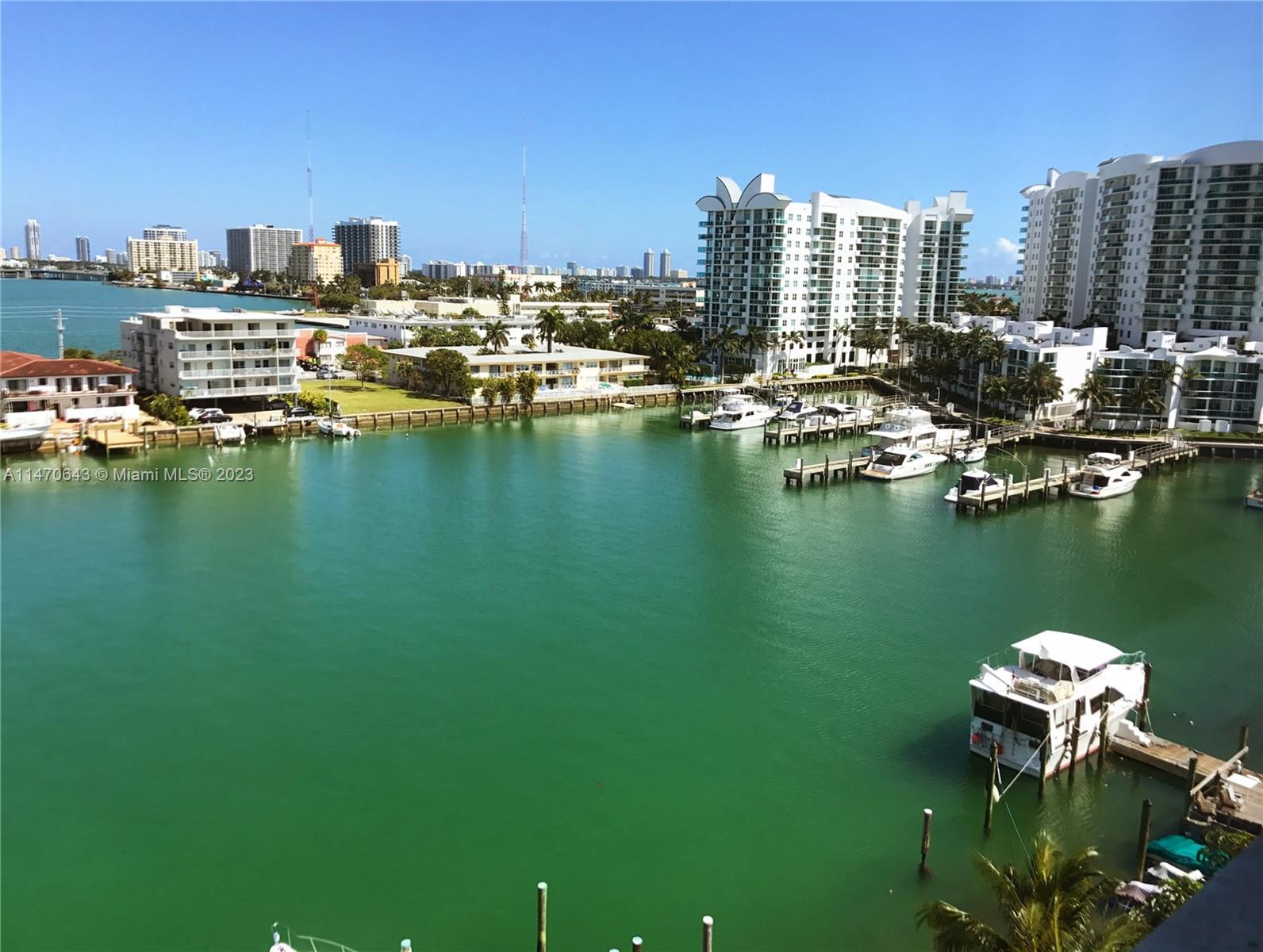 This is a beautiful Unit, two split bedrooms, beautiful view.Fantastic amenities on the roof top, pool, jacuzzi, gym, bbq, amazing areas to enjoy sunrise and sunset. 1 Assigned garage space. Boutique building.
First month, last month and deposit for the owner. $300 cleaning fee non refundable. Tenant is leaving November 15th. Available from November 16th. For showings please appointment 24 hrs in advance, showing request.