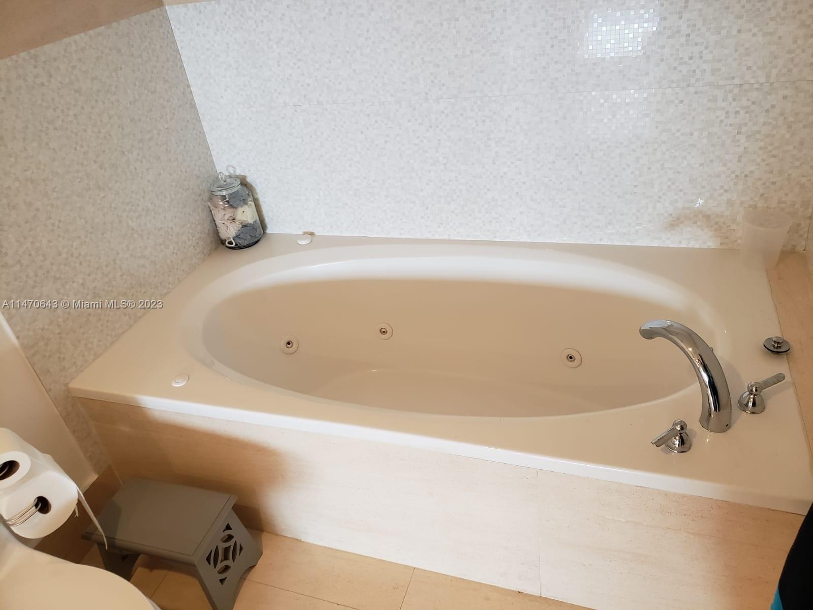 BLUE BAY TOWER CONDO - Residential Lease