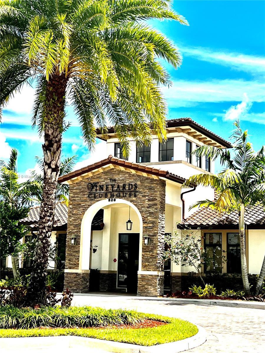 BAYWINDS OF GALAPAGOS FIR - Residential