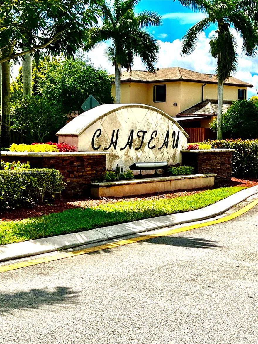 Beautiful Townhouse in Homestead. With 3 bedrooms and 2.5 bathrooms, one car garage.Located in a quiet and friendly neighborhood, this property is close to schools, shopping, and dining. The community also offers a pool and clubhouse. Is a Must see.
