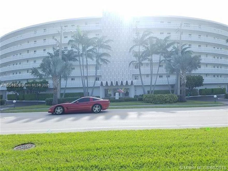 One bedroom, one bath unit available at the iconic Palm Beach President Condominium!. Don't miss out on this fantastic opportunity to live your vacations at the iconic Palm Beach President with fully renovated gym, conference room, 24 hour doorman, fully remodeled pool area, boat dock, and private access to the beach just across the street!