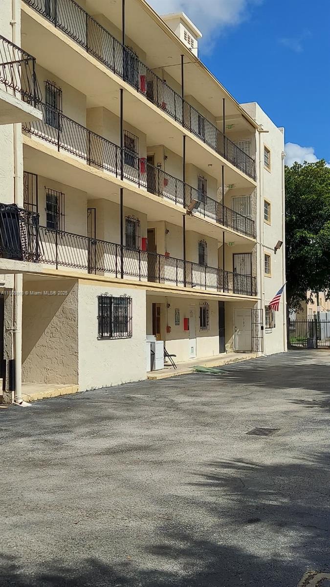 Excellent located and well maintained unit at the heart of Little Havana. Unit is 1/1 with assigned parking and balcony in a gated building. Close to BRICKELL, 836 , 826 AND I-95, Marlins Park.