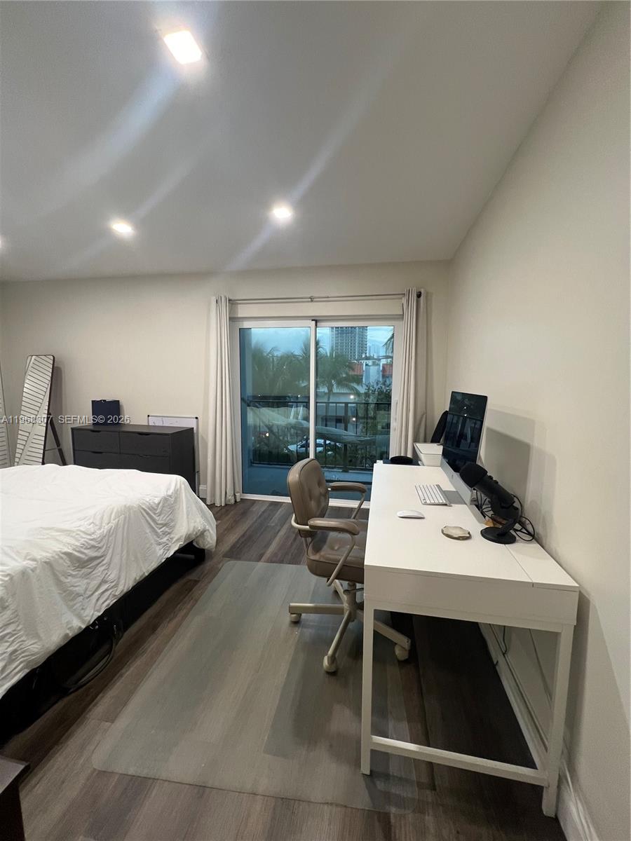 DOLPHIN CONDO - Residential