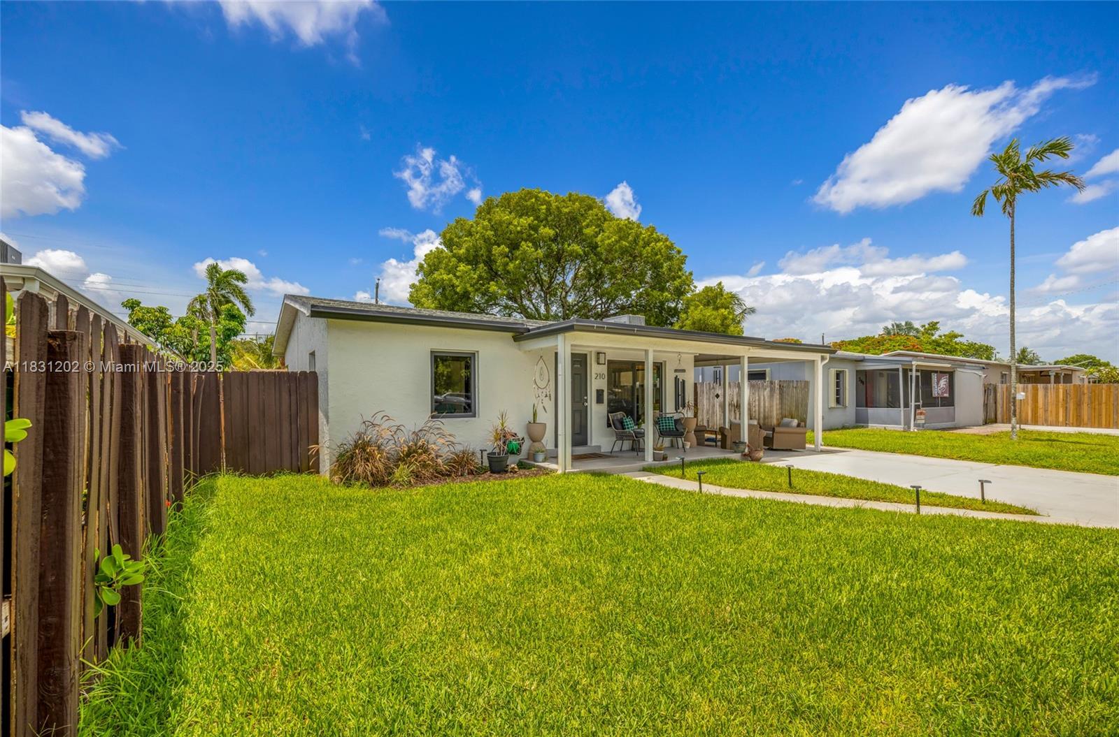 210 NE 51st Ct, Oakland Park, FL, 33334/$430,000 2 210 NE 51st Ct