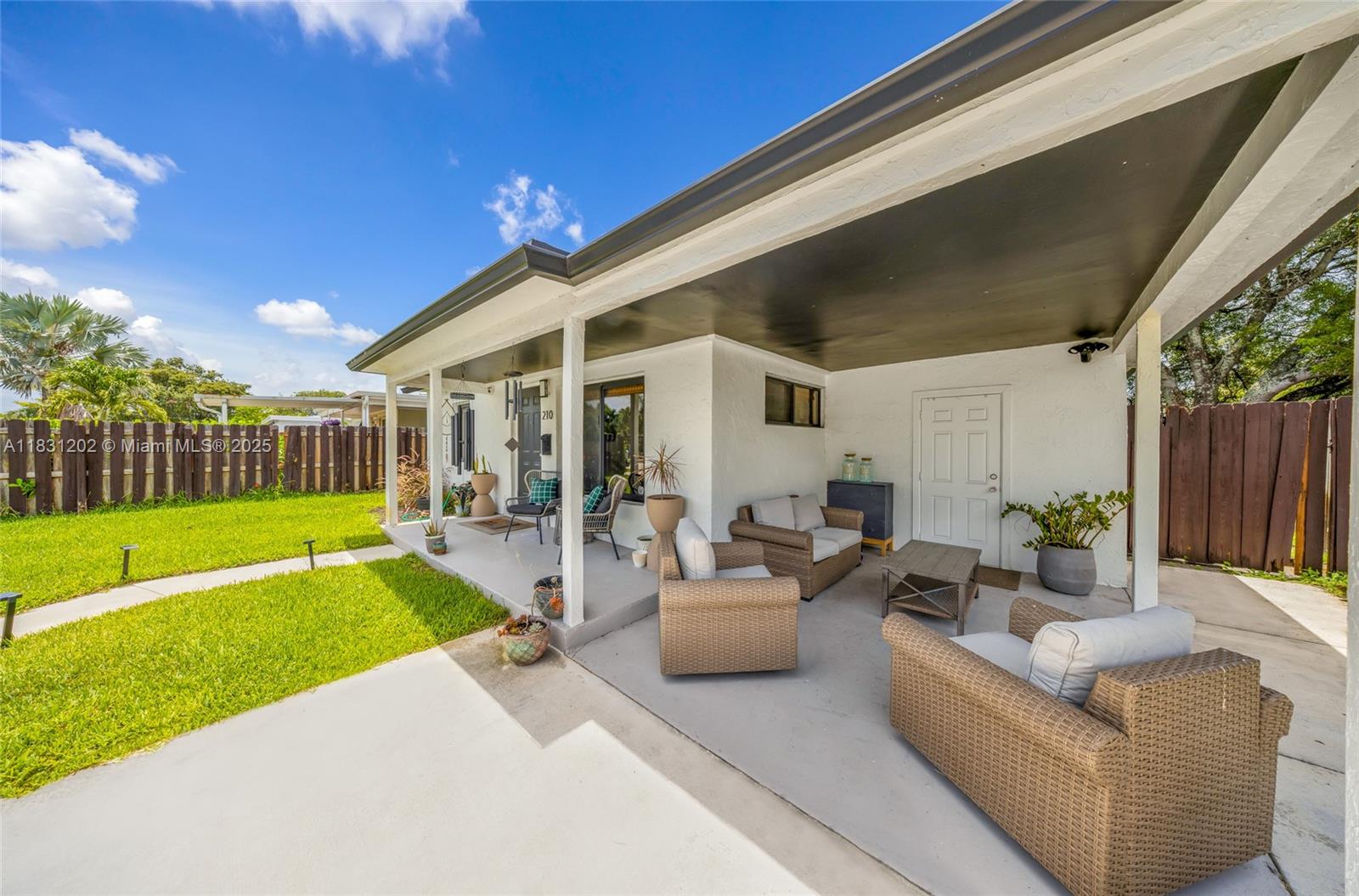 210 NE 51st Ct, Oakland Park, FL, 33334/$430,000 3 210 NE 51st Ct