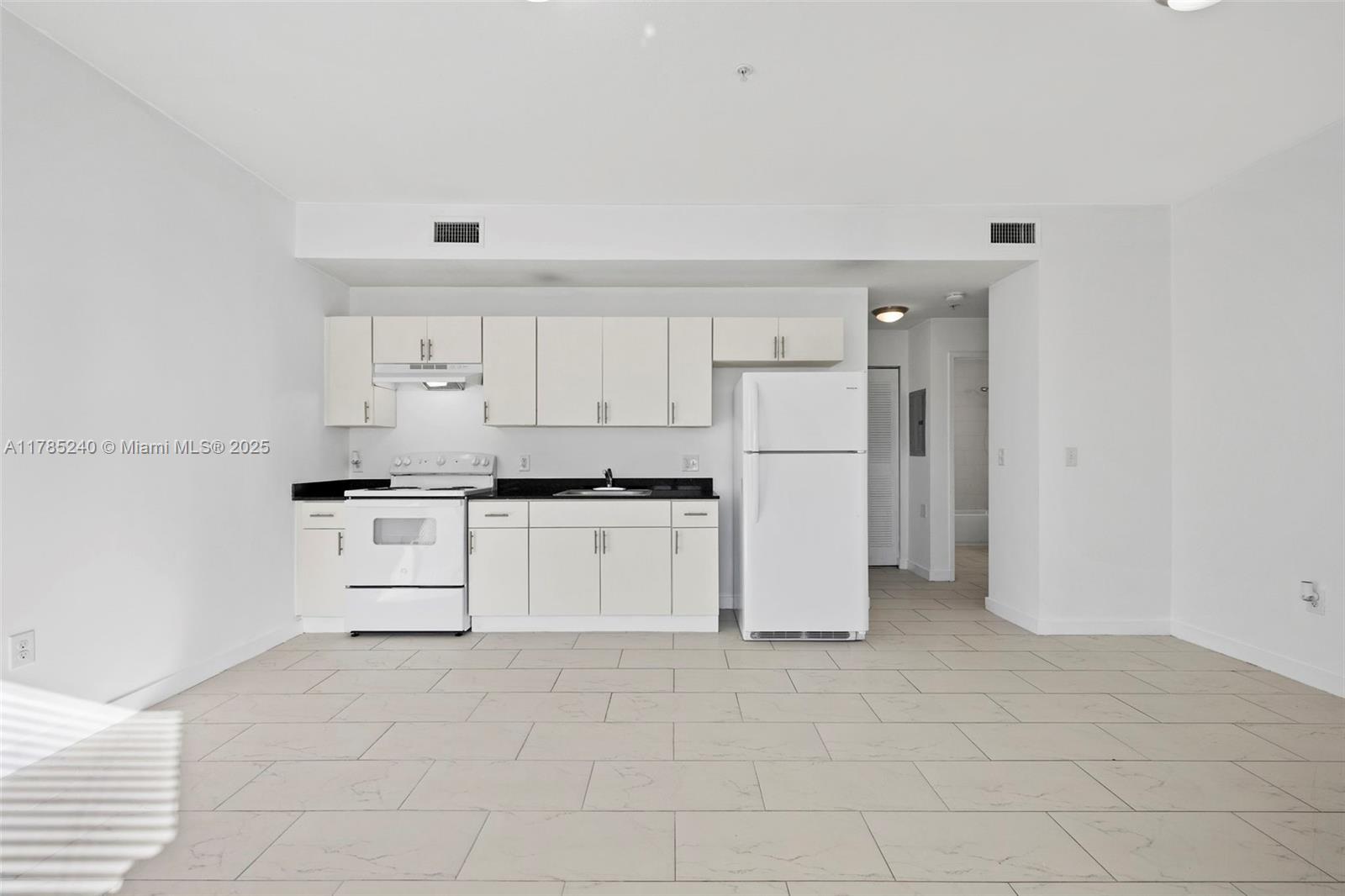 Rental Property at 405 E 7th St 102, Hialeah, Miami-Dade County, Florida - Bedrooms: 1 
Bathrooms: 1  - $1,900 MO.