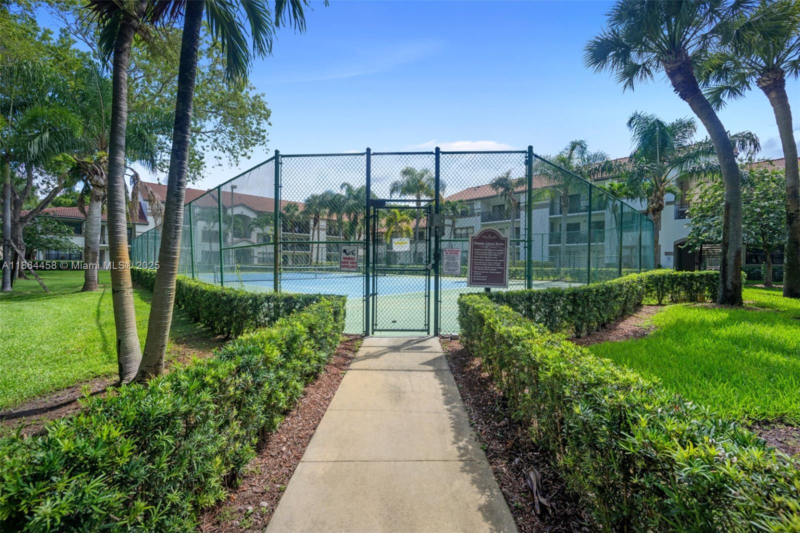 AMAZING 2 BEDROOM, TWO BATH UNIT WITH STAINLESS STEEL APLIANCES, HUGE WALKING CLOSETS, WASHER & DRYER IN THE UNIT, GREAT LOCATION IN HOLLYWOOD, GREAT AMENITIES INCLUDING GYM, TWO COMMUNITY POOLS, TENNIS COURT Y JACUZZI. CLOSE TO MAIN HYGHWAYS, SHOPPINGS AND HOSPITAL.