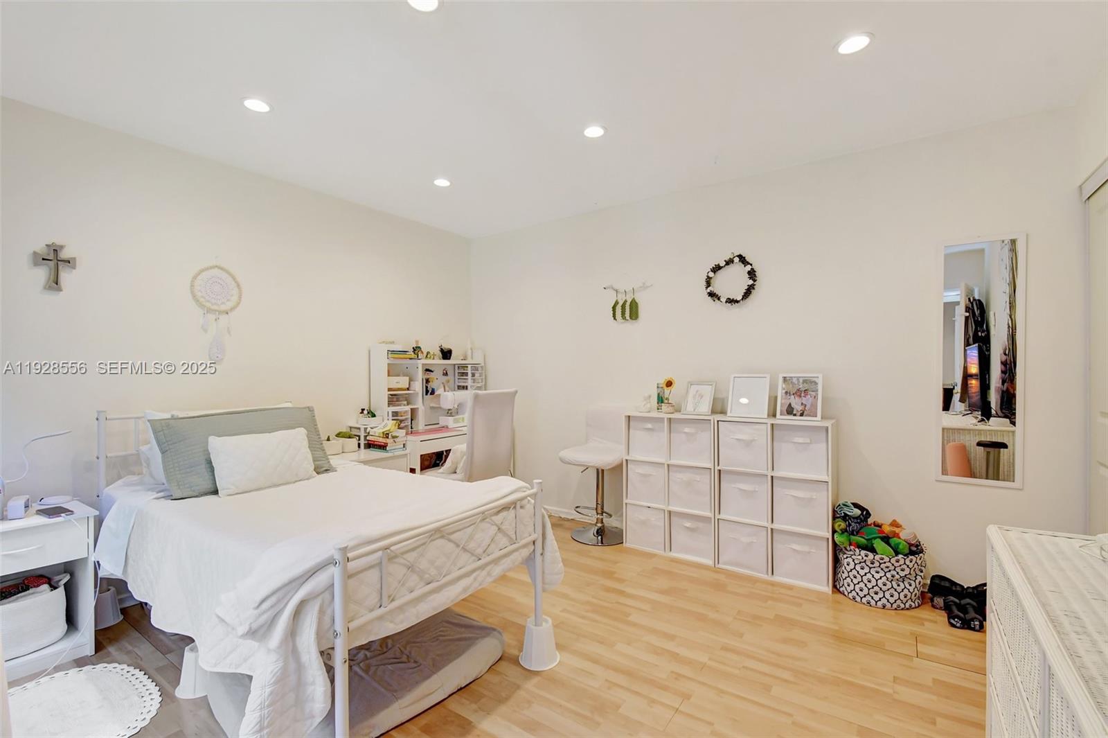 SKY LAKE VILLAS FIRST ADD - Residential