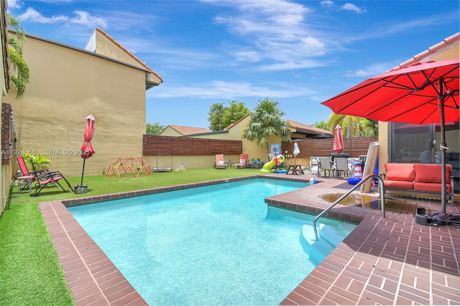 SKY LAKE VILLAS FIRST ADD - Residential