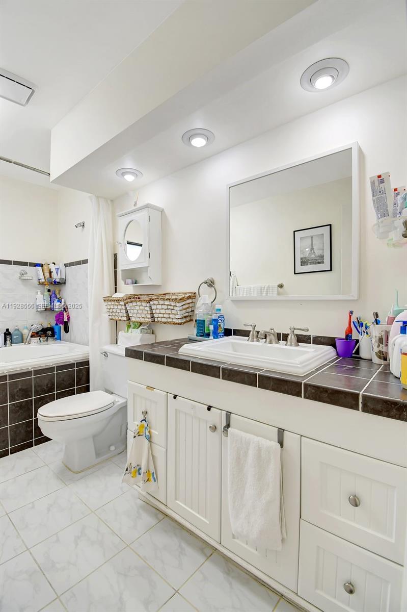 SKY LAKE VILLAS FIRST ADD - Residential